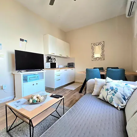 Suzy Apartment Split