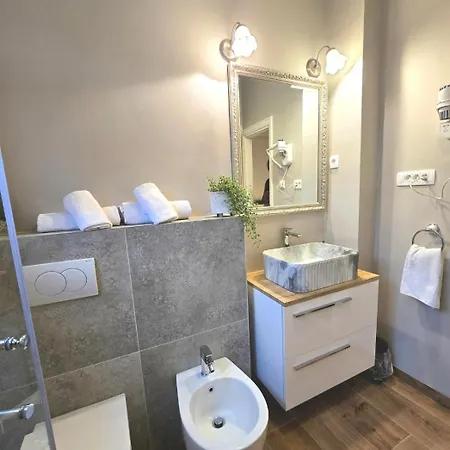 Suzy Apartment Split